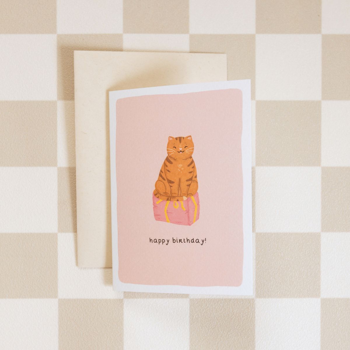 Wenskaart - Kat op cadeau 'happy birthday'