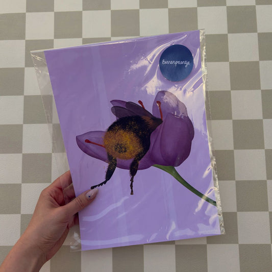 Poster - Slapende Hommel in Bloem - Oude versie 21x30 cm
